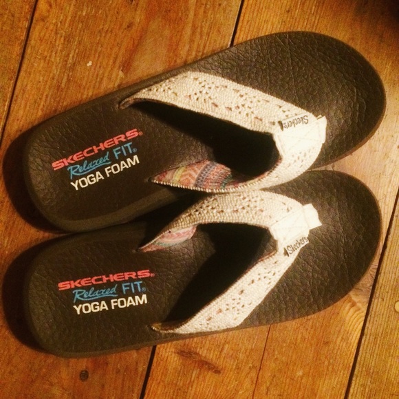 skechers relaxed fit yoga foam flip flops